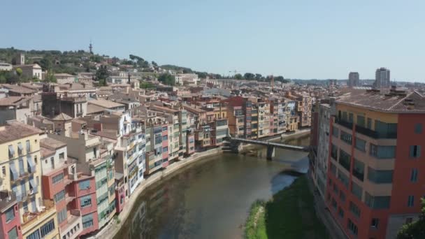Lot Drone nad dachami kolorowych domów w Girona — Wideo stockowe