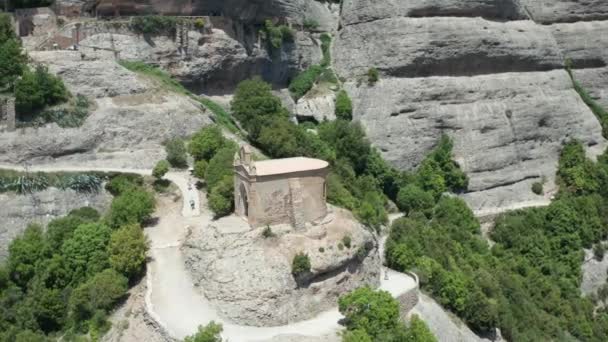 Widok z lotu starożytnego świątyni na szczycie klifu — Wideo stockowe