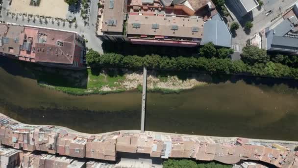 Lot Drone nad zieloną wodą rzeki Onyar — Wideo stockowe