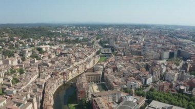 Girona binalar ve nehir Onyar üzerinde drone uçuş