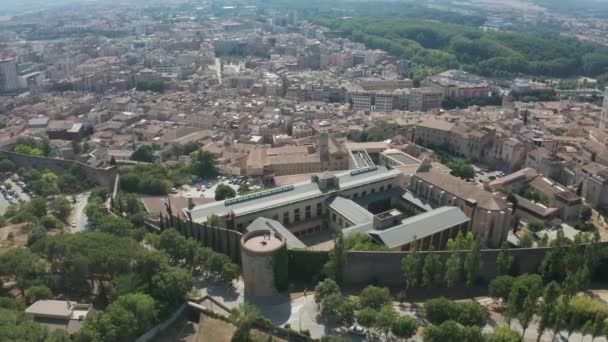 Voo de drone sobre a velha Girona e as muralhas da cidade — Vídeo de Stock