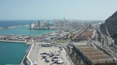 Barselona eski deniz limanı ve karayolu drone görünümü