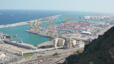 Dağ yakınındaki drone uçuş Barcelona kargo portu