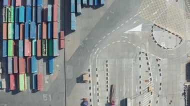 Limanda birçok kargo konteynerin üst görünümü