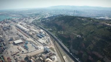 Barcelona sanayi limanı üzerinde drone uçuş