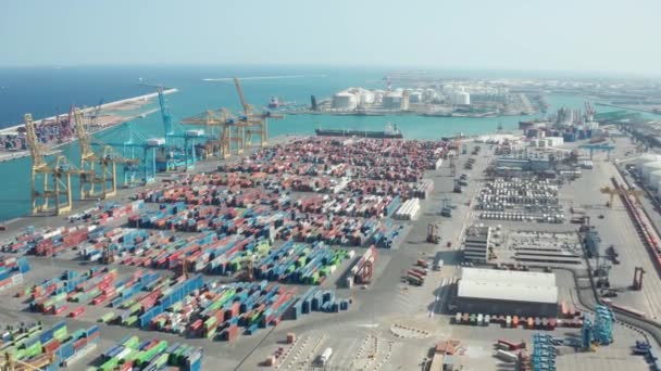 Letecký pohled na průmyslový přístav s kontejnery — Stock video