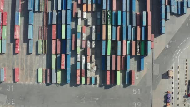 Drone shot van de haven van Barcelona met Caro containers — Stockvideo