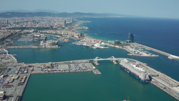 Tembakan Drone dari pantai Barcelona dan pelabuhan — Stok Video