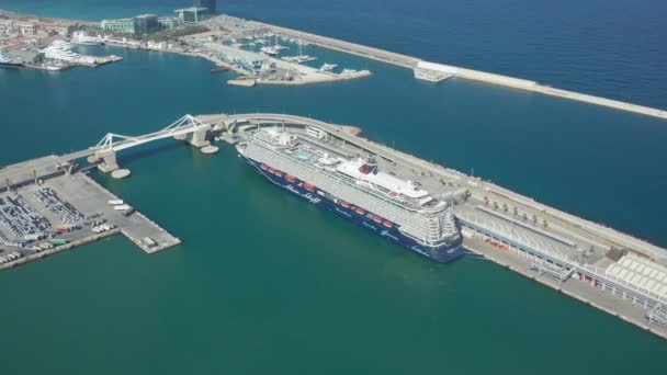 Luftaufnahme des Kreuzfahrtschiffes im Hafen von Barcelona — Stockvideo