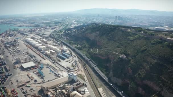 Vol par drone au-dessus du port industriel de Barcelone 