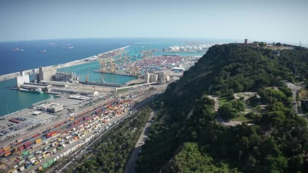 Flygvy över Montjuic och Port Vell i Barcelona — Stockvideo