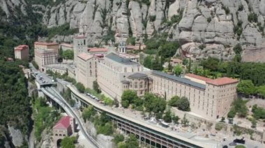 Montserrat üzerinde Benedictine Abbey üzerinde drone uçuş