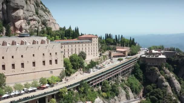 Captura de dron de la abadía de Santa Maria de Montserrat — Vídeos de Stock