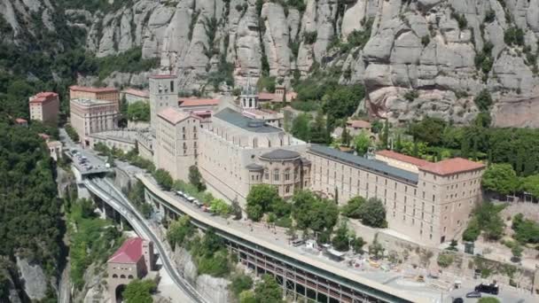 Voo de drone sobre a abadia beneditina em Montserrat — Vídeo de Stock
