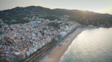 Lloret de Mar kasabasının plajında drone uçuşu