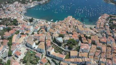 Ispanyol kasabası Cadaques ve mavi defne üst görünümü