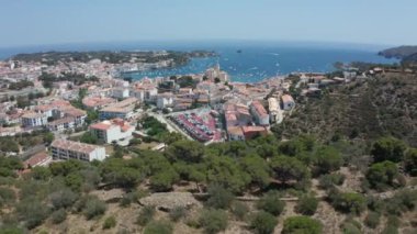 Dağ tepeleri üzerindeki Cadaques 'ten drone uçuşu