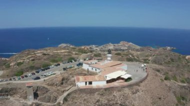 Cap de Creus Cape üzerinde deniz feneri üzerinde drone uçuş