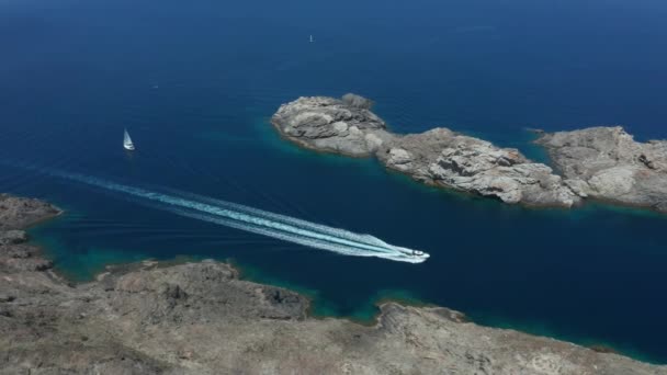 岩の多い海岸に沿って航行するボートの航空写真 — ストック動画