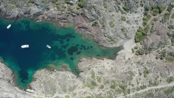 Vista superior de la bahía azul en el cabo de Creus — Vídeos de Stock