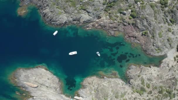 Аэросъемка яхт в глубокой голубой воде залива — стоковое видео