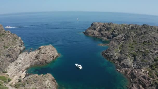 Aerial Shot av segelbåt i blått Medelhavet — Stockvideo