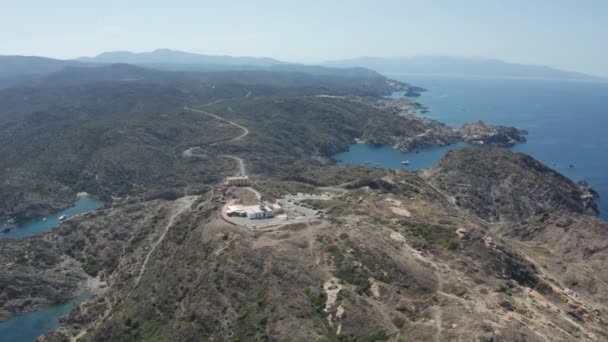 Вид с воздуха на маяк на вершине скалистой горы — стоковое видео
