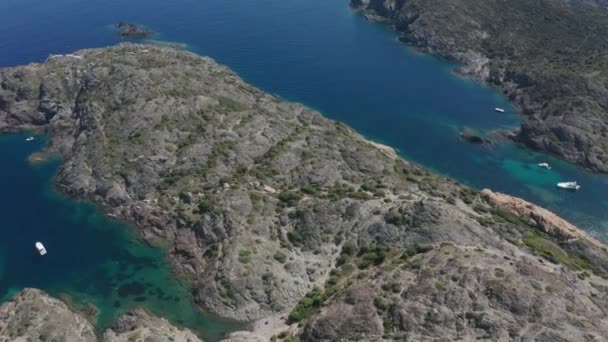 Aerial Shot av spanska Rocky uddar med blå vikar — Stockvideo