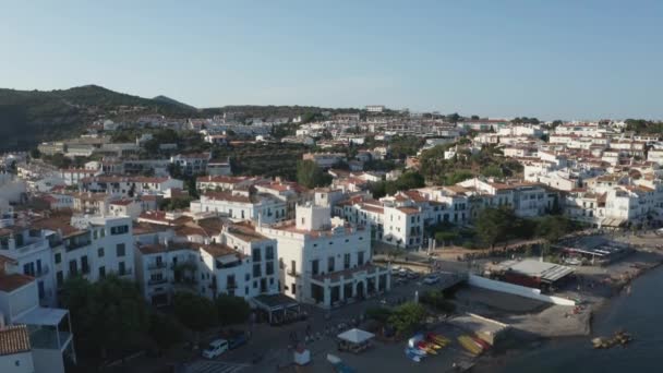 Aerial view of coastal resort town Cadaques — Stock Video