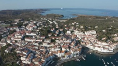 Güzel sahil kasabası Cadaques drone görünümü