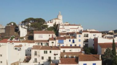 Cadaques kasabasında Aziz Mary kilisesinin havadan görünümü