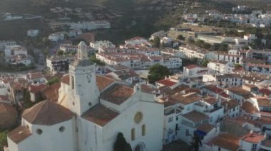 Güneş ışığında antik kilisenin drone görünümü, Cadaques