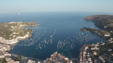 Cadaques yakınlarındaki Yatlar ile mavi koy drone shot