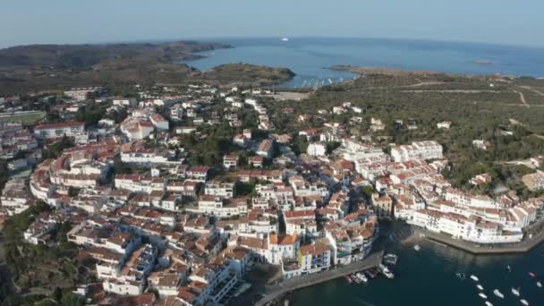 Drone kilátás gyönyörű tengerparti város Cadaques — Stock videók