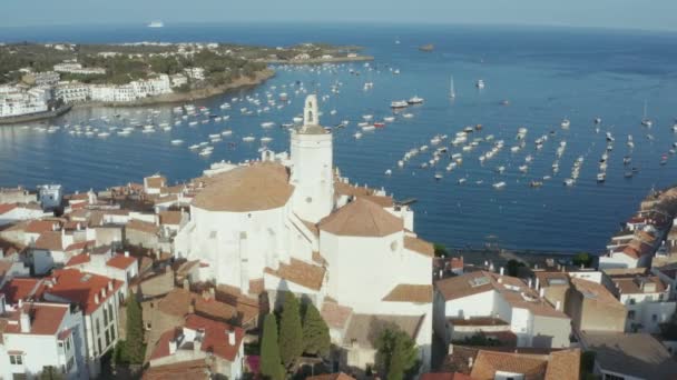 Cadaques kasabasında antik kilisenin havadan çekimi — Stok video
