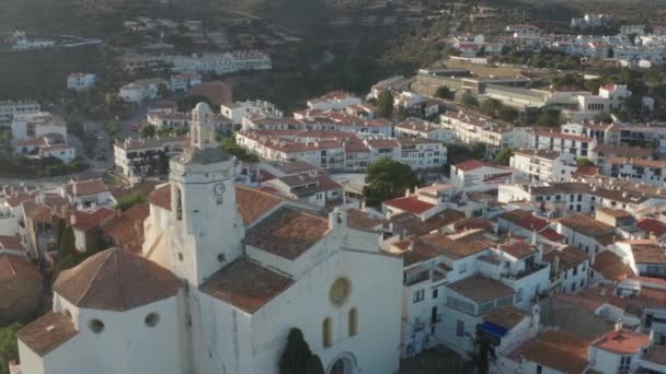 Drone vista da igreja antiga à luz do sol, Cadaques — Vídeo de Stock