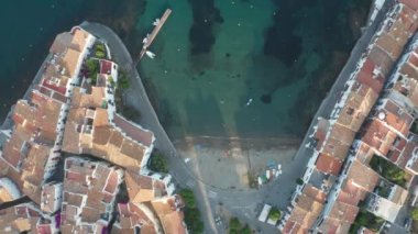 Şehir Plajı, rıhtım, Cadaques evleri üst görünümü