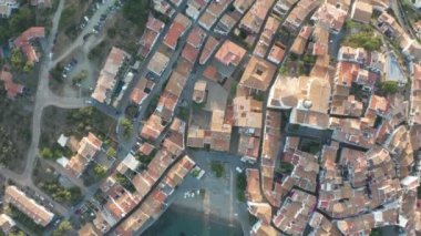 Cadaques Körfezi 'nden dağ yoluna drone uçuşu