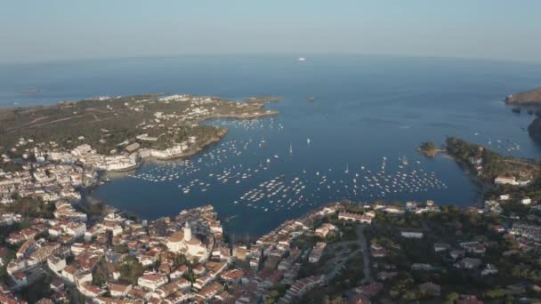 Drone de belle baie et de la vieille ville Cadaques — Video