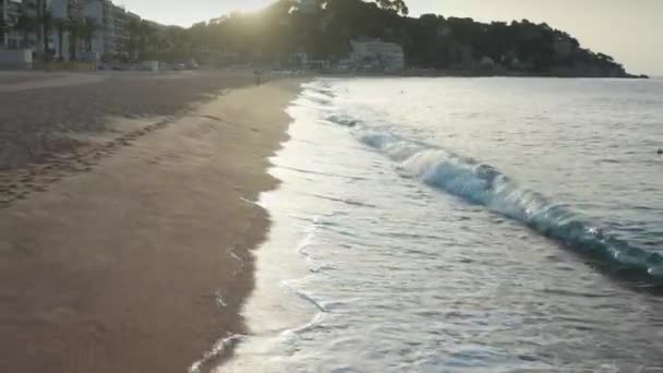 Pohled na písčitou pláž a vlny v letovisku — Stock video