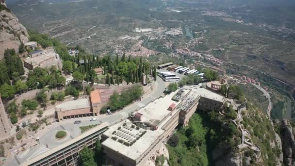 Drone kilátás a Santa Maria de Montserrat kolostorra — Stock videók