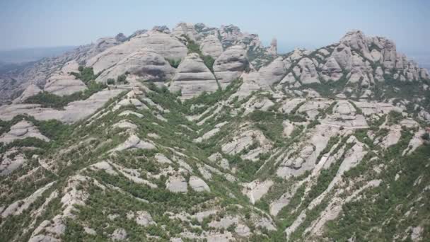 Voo de drone sobre serra gama de montanha de Montserrat — Vídeo de Stock