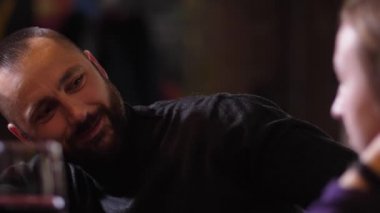 Çubuk sayaç adam pestering kadın portresi