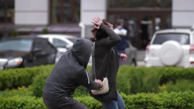 Thief şehir parkında WOMANS çantası çalmaya çalışıyor