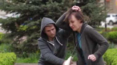 Hırsız Park içinde soymak isteyen kadın saldıran