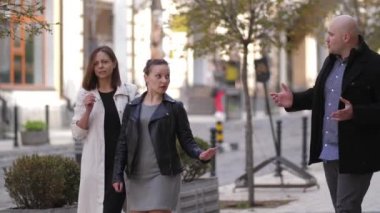 Sokakta attaker karşı kendini savunma kullanan kadınlar