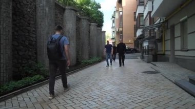 Genç adam çatışma kapalı soyguncular