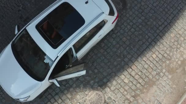 Вид с воздуха на водителя, вытаскивающего преступника из машины — стоковое видео