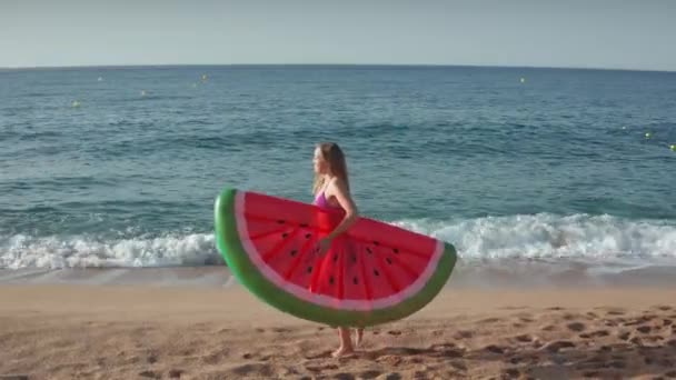 Mooie vrouw in bikini wandelen op zandstrand — Stockvideo