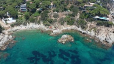 Küçük mavi koyda kayalık plaj Drone görünümü
